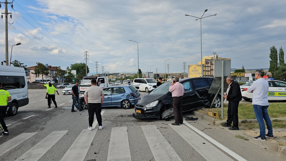 İki Otomobilin Çarpıştı 3 Yaralı (2)