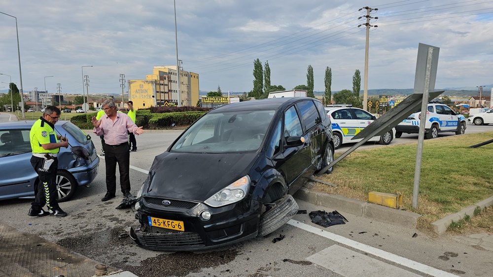 İki Otomobilin Çarpıştı 3 Yaralı (3)