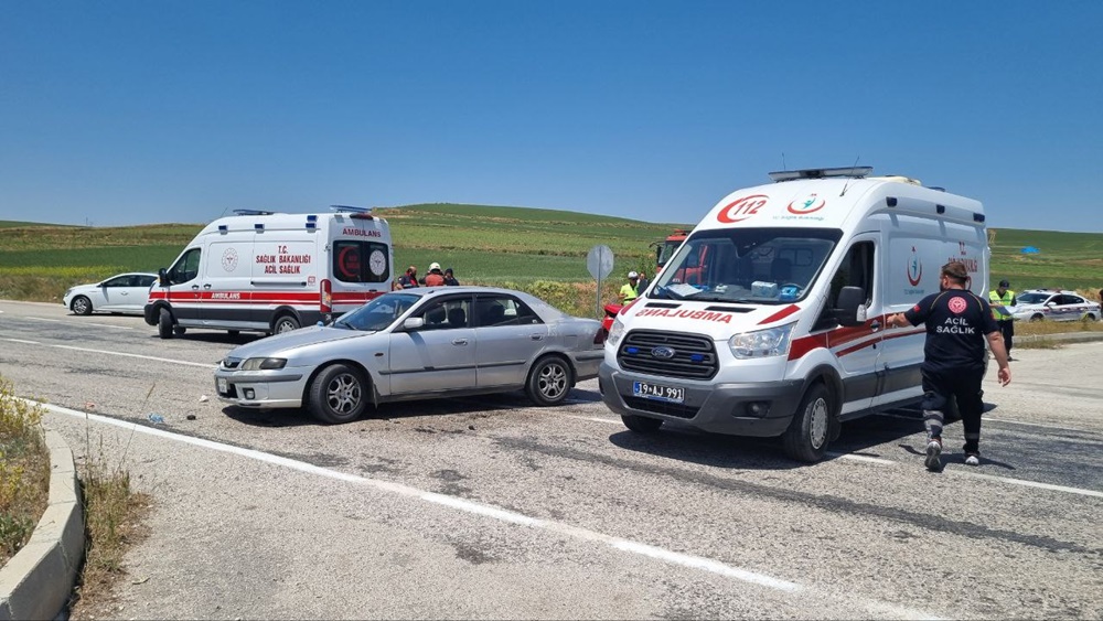 İki Otomobilin Çarpıştı 4 Yaralı (1)