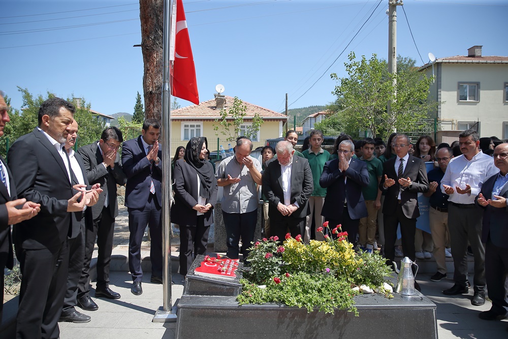 Şehit Öğretmen Kabri Başında Anıldı (6)