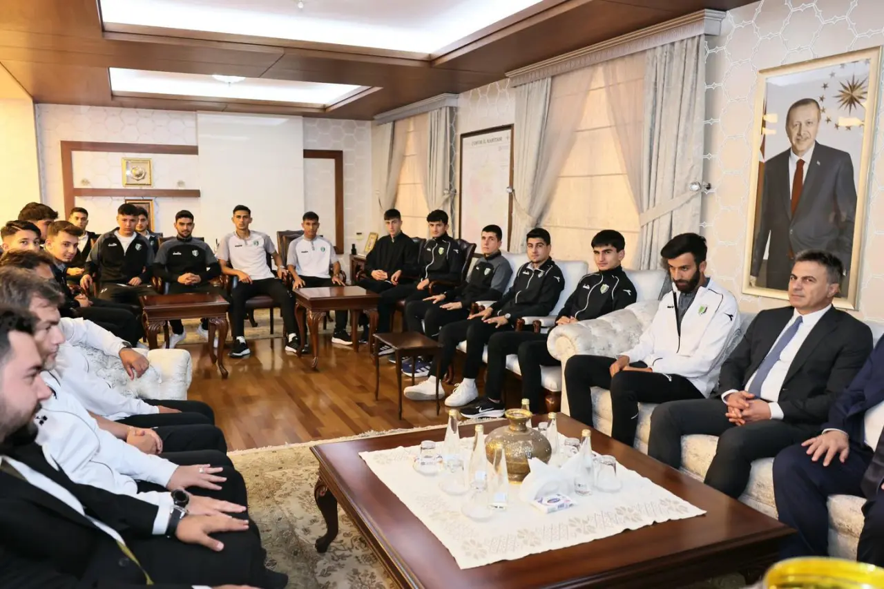 Vali Çalgan, Türkiye İkincisi Futbolcuları Ağırladı 1