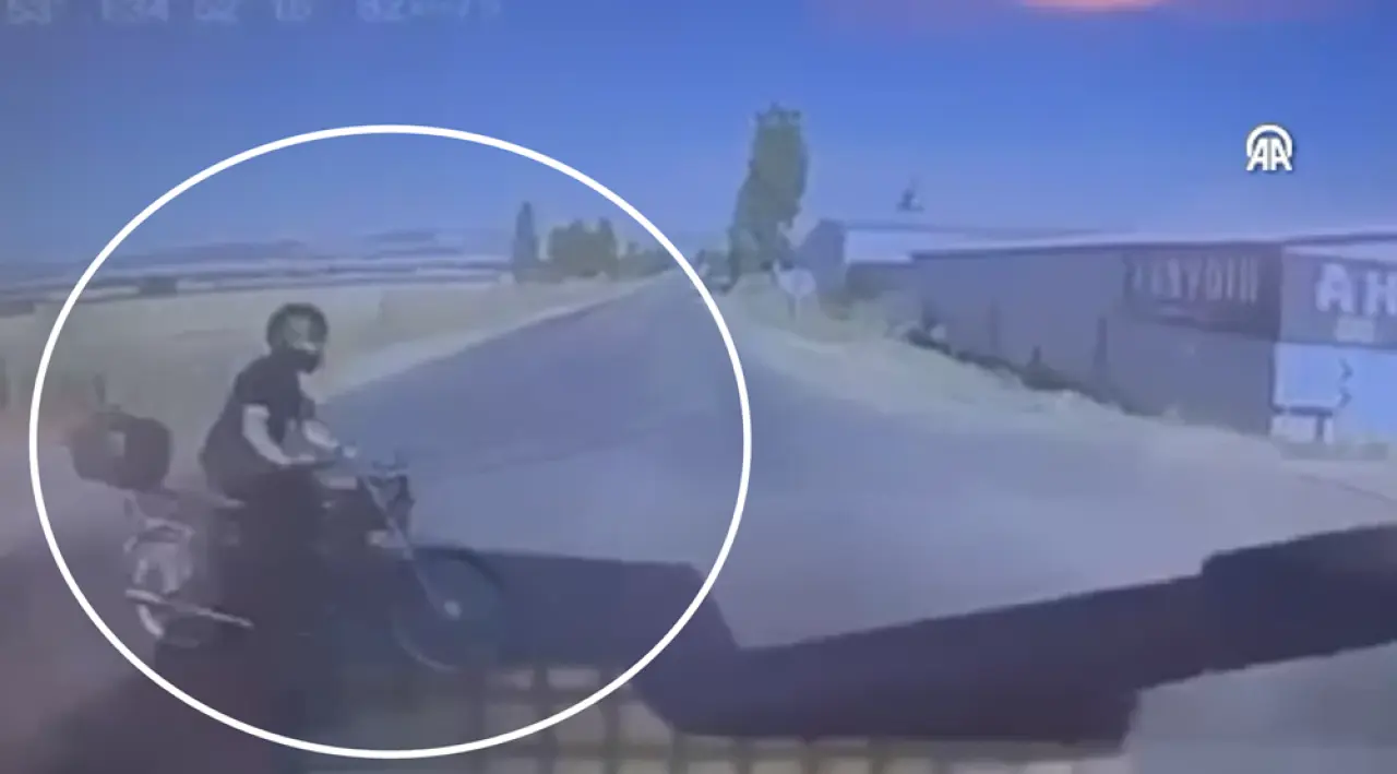 Motosiklet Sürücüsünün Öldüğü Kaza Anı Kamerada! 2