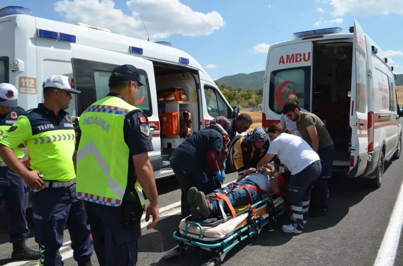 Otomobil, Trafik Levhasına Çarptı 1