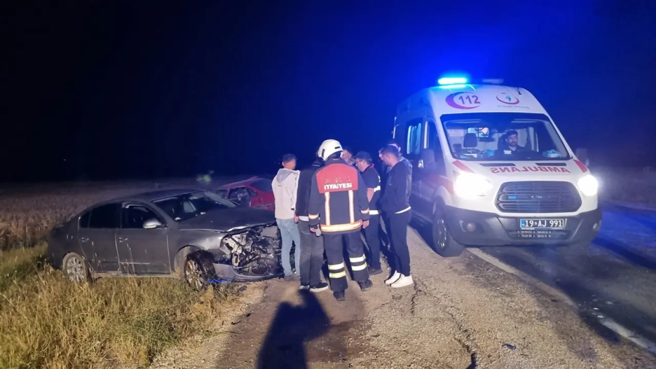 İki Otomobil Çarpıştı: 4 Yaralı 5