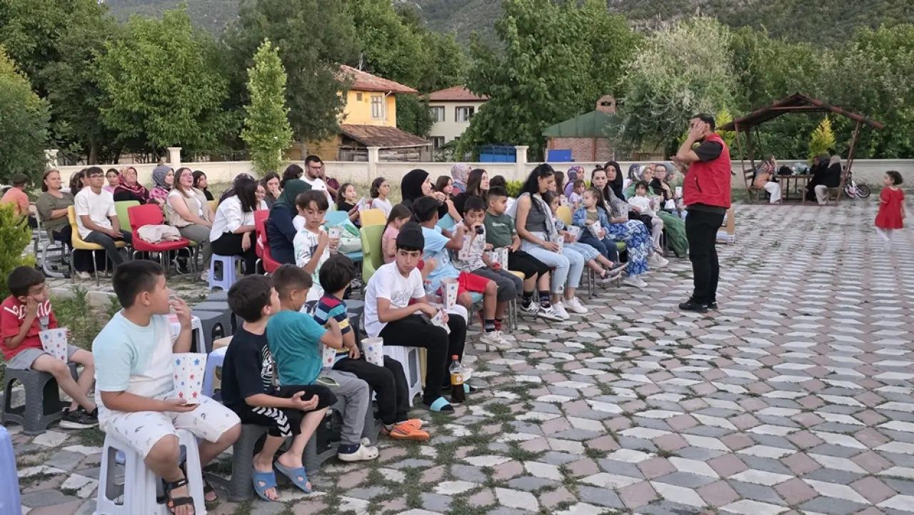 Laçin'de Açık Hava Sineması Etkinliği Yapıldı 1
