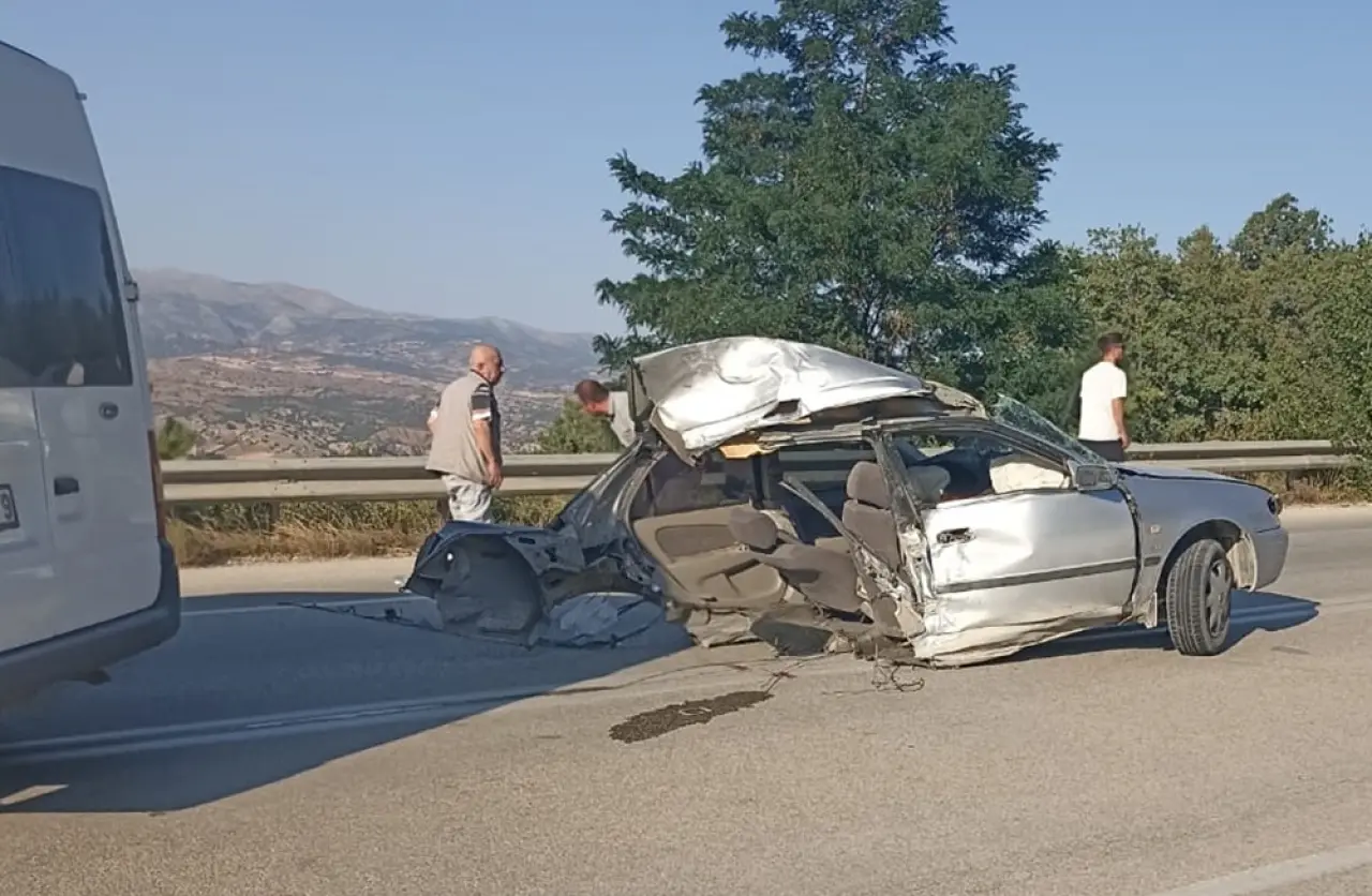 Yolcu Minibüsü ile Otomobil Çarpıştı: 11 Yaralı 7