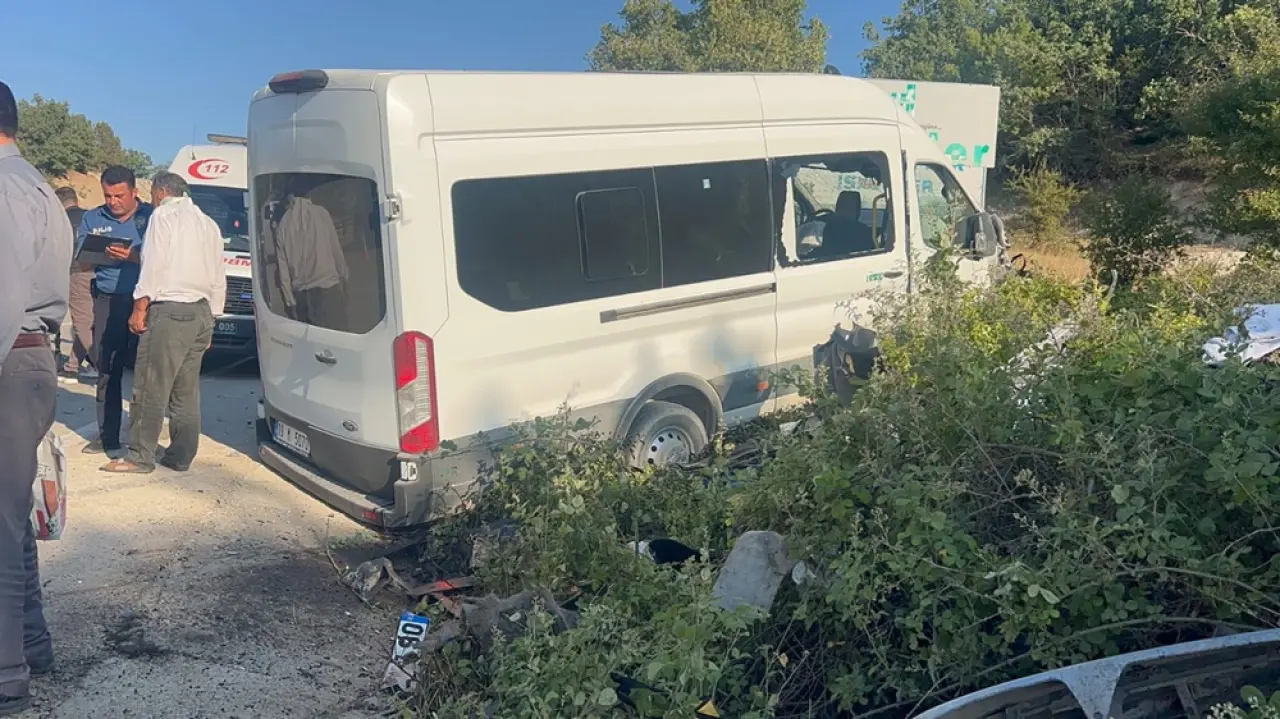 Yolcu Minibüsü ile Otomobil Çarpıştı: 11 Yaralı 5