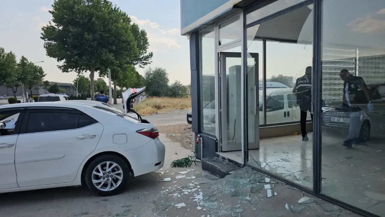 Kırılan Cam Üzerine Düşen Kişi Yaralandı 2