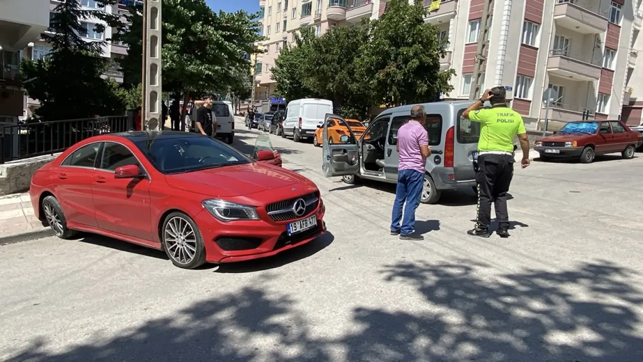 Hafif Ticari Araç İle Otomobil Çarpıştı 4