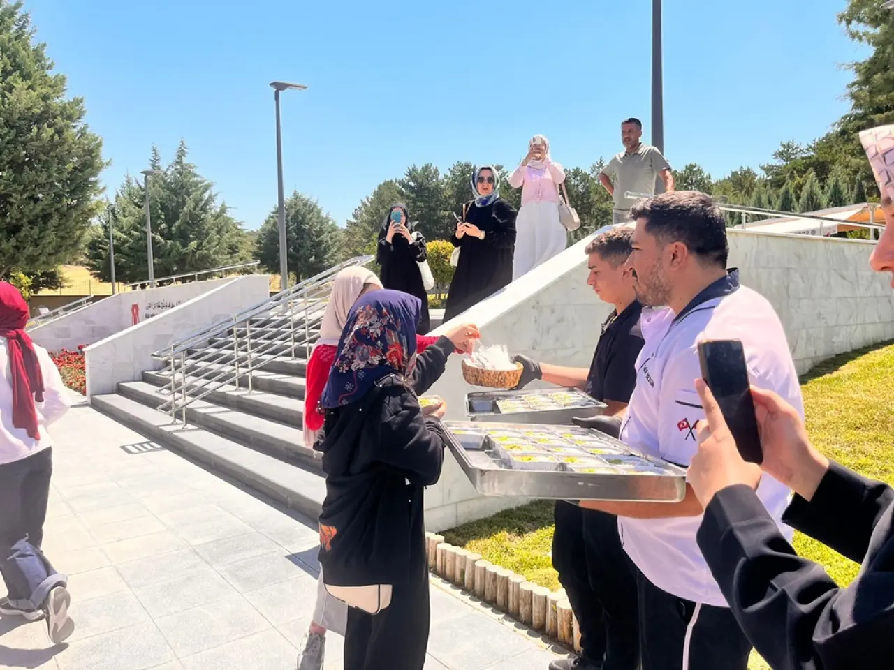 Lise Öğrencileri Şehit Kabirlerini Ziyaret Etti 5