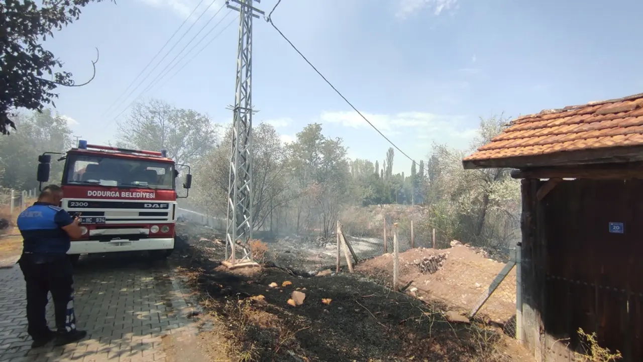 Yol Kenarına Atılan Atıklar Yangın Çıkardı 1
