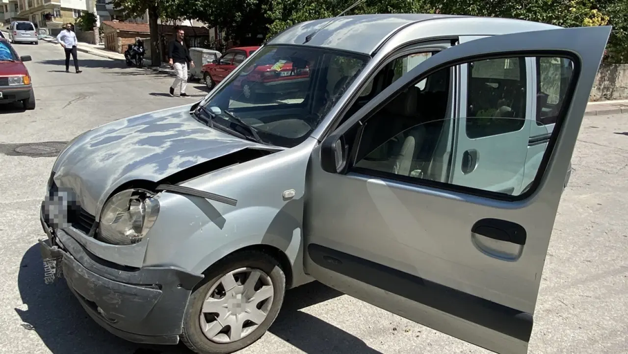 Hafif Ticari Araç İle Otomobil Çarpıştı 1