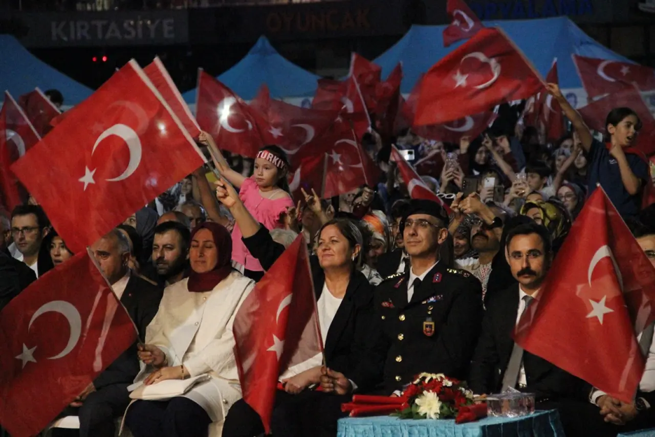 Meydanda Mest Eden Akşam 5