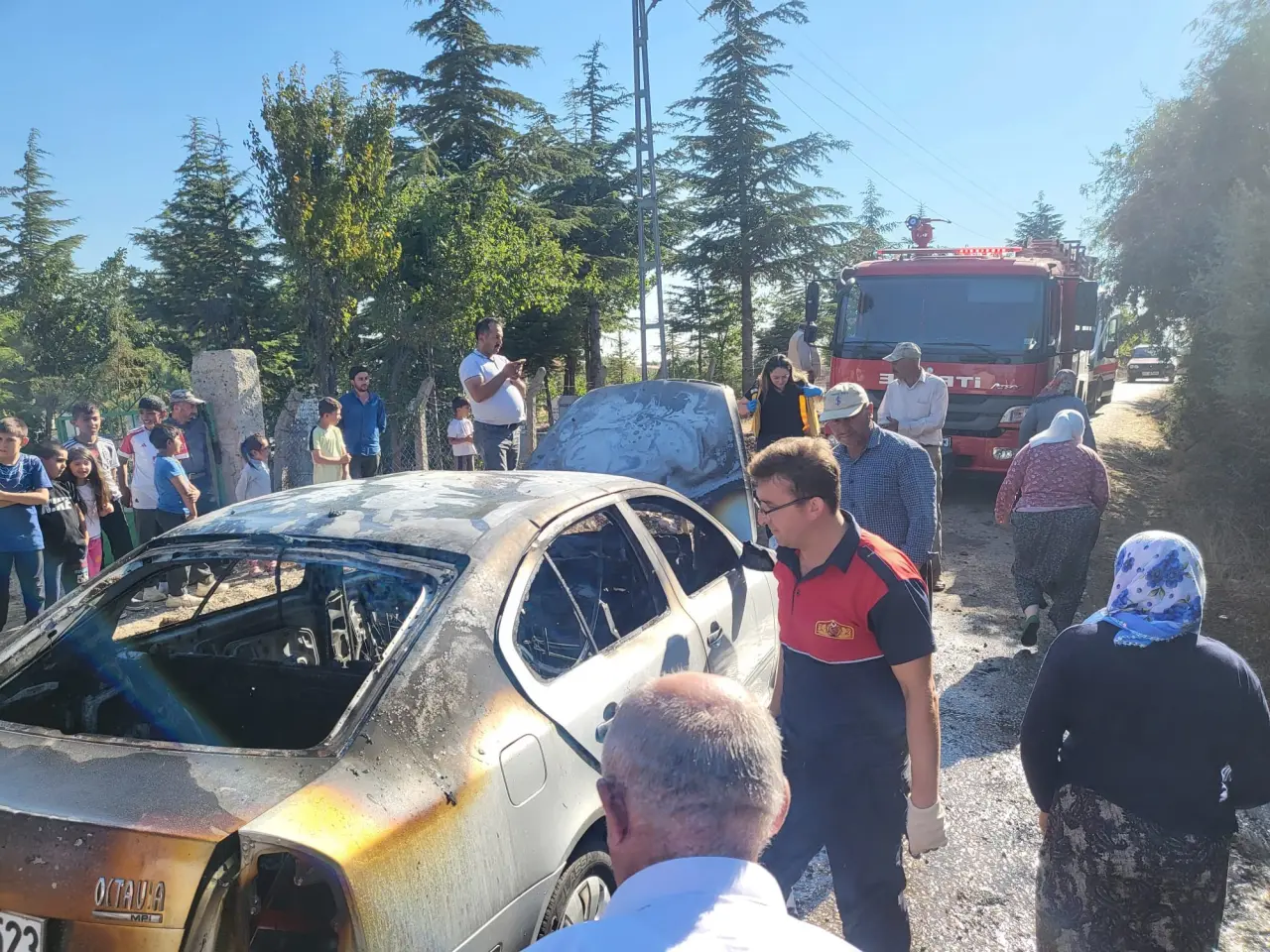 Çorum'da Park Halindeki Araç Alev Alev Yandı 3