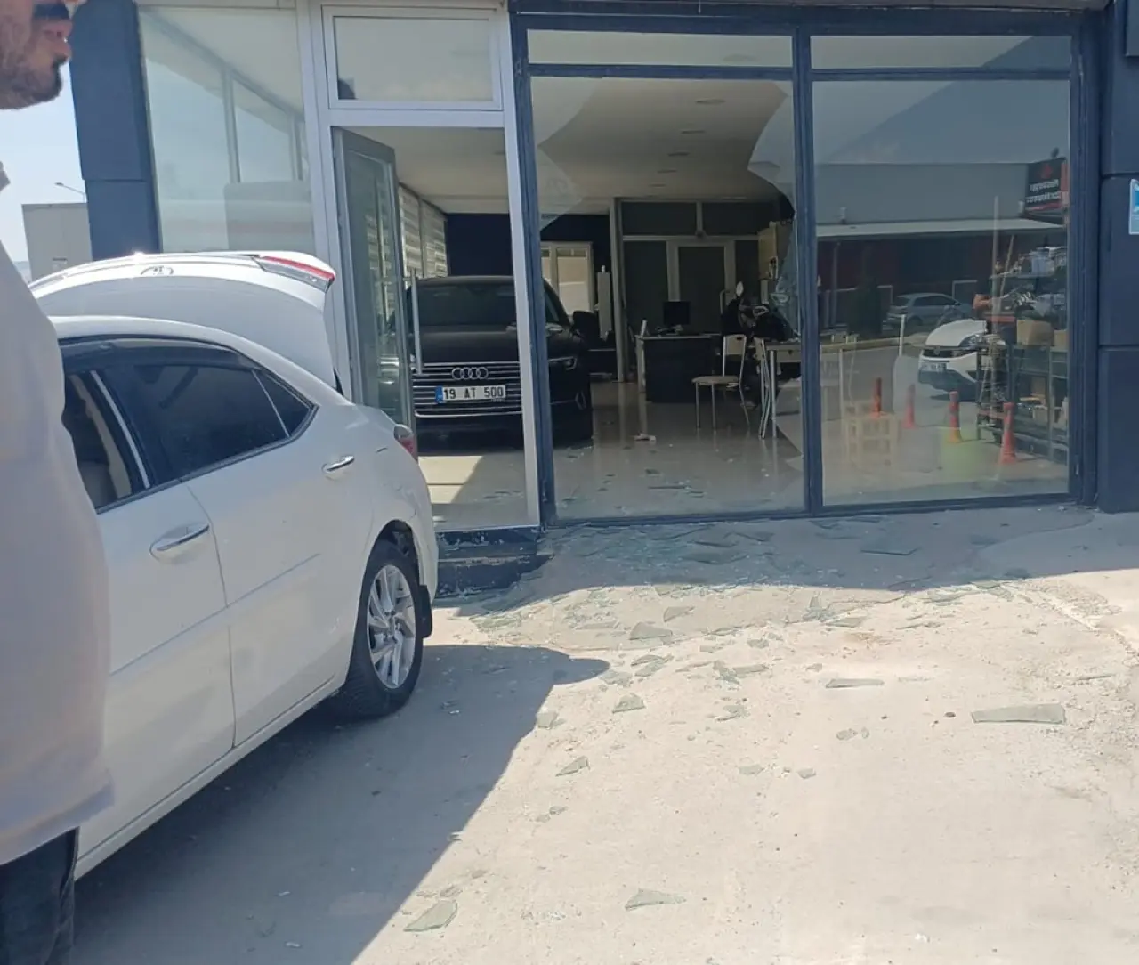 Oto Galeride Silah Sesleri 4