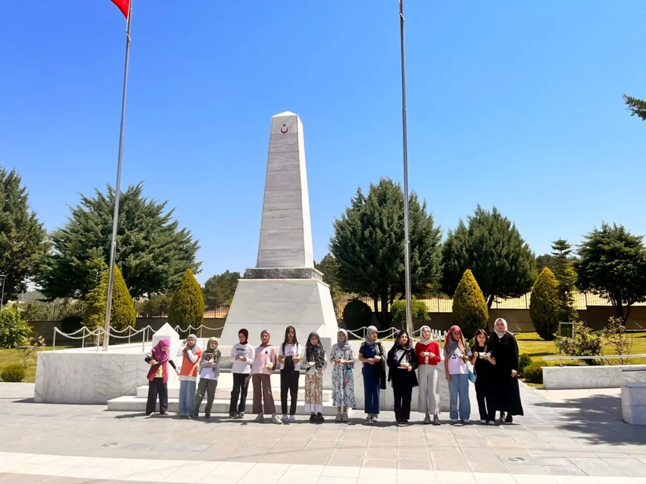 Lise Öğrencileri Şehit Kabirlerini Ziyaret Etti 4