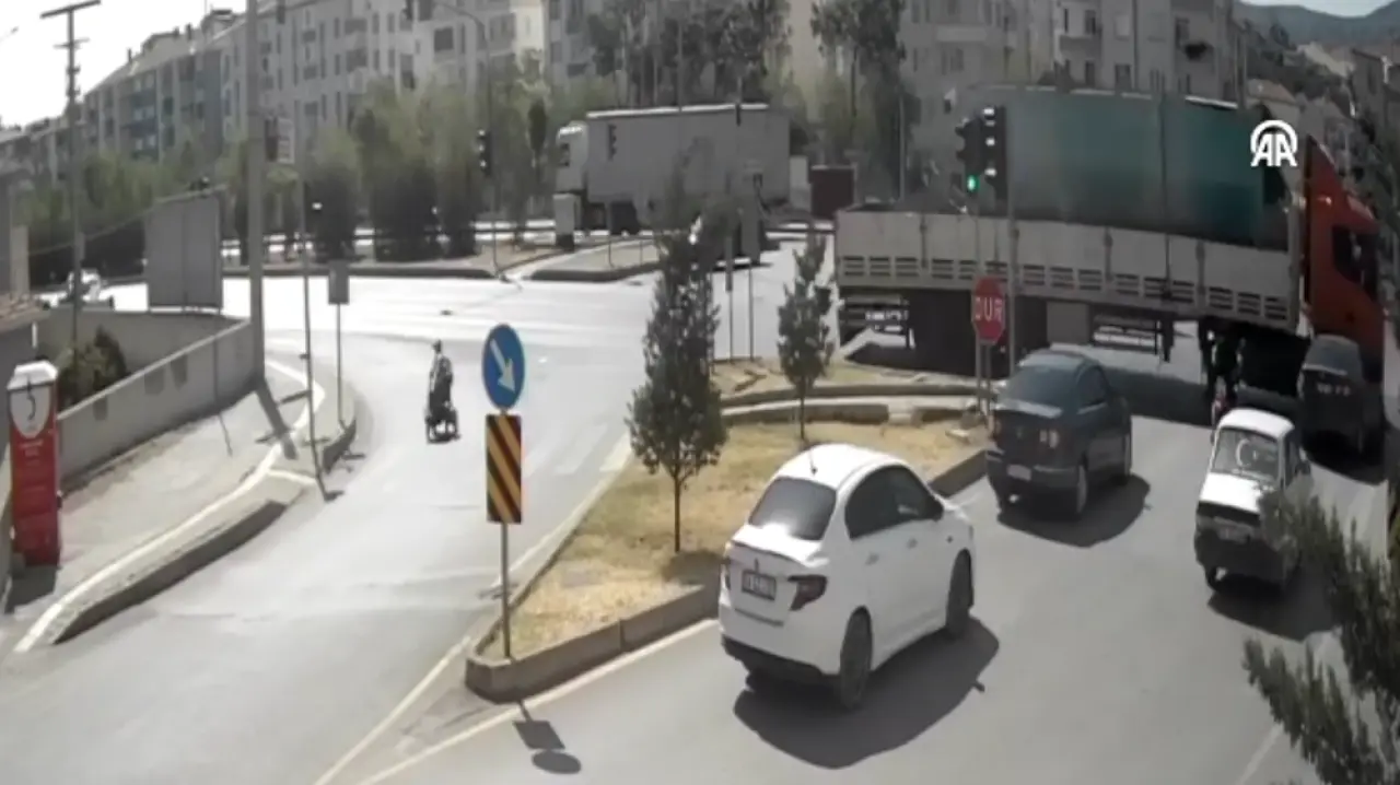 4 Trafik Kaza Anı Kamerada 1
