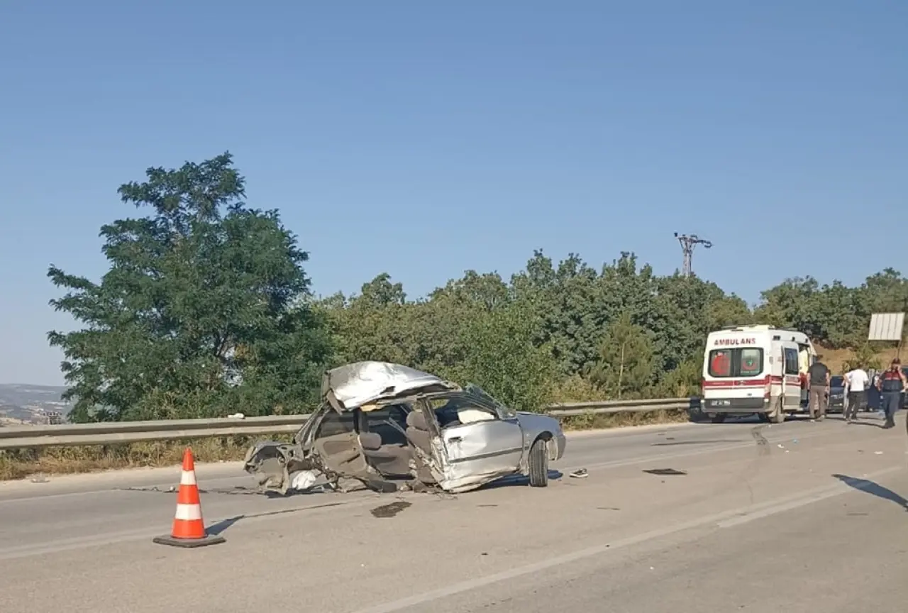 Yolcu Minibüsü ile Otomobil Çarpıştı: 11 Yaralı 1