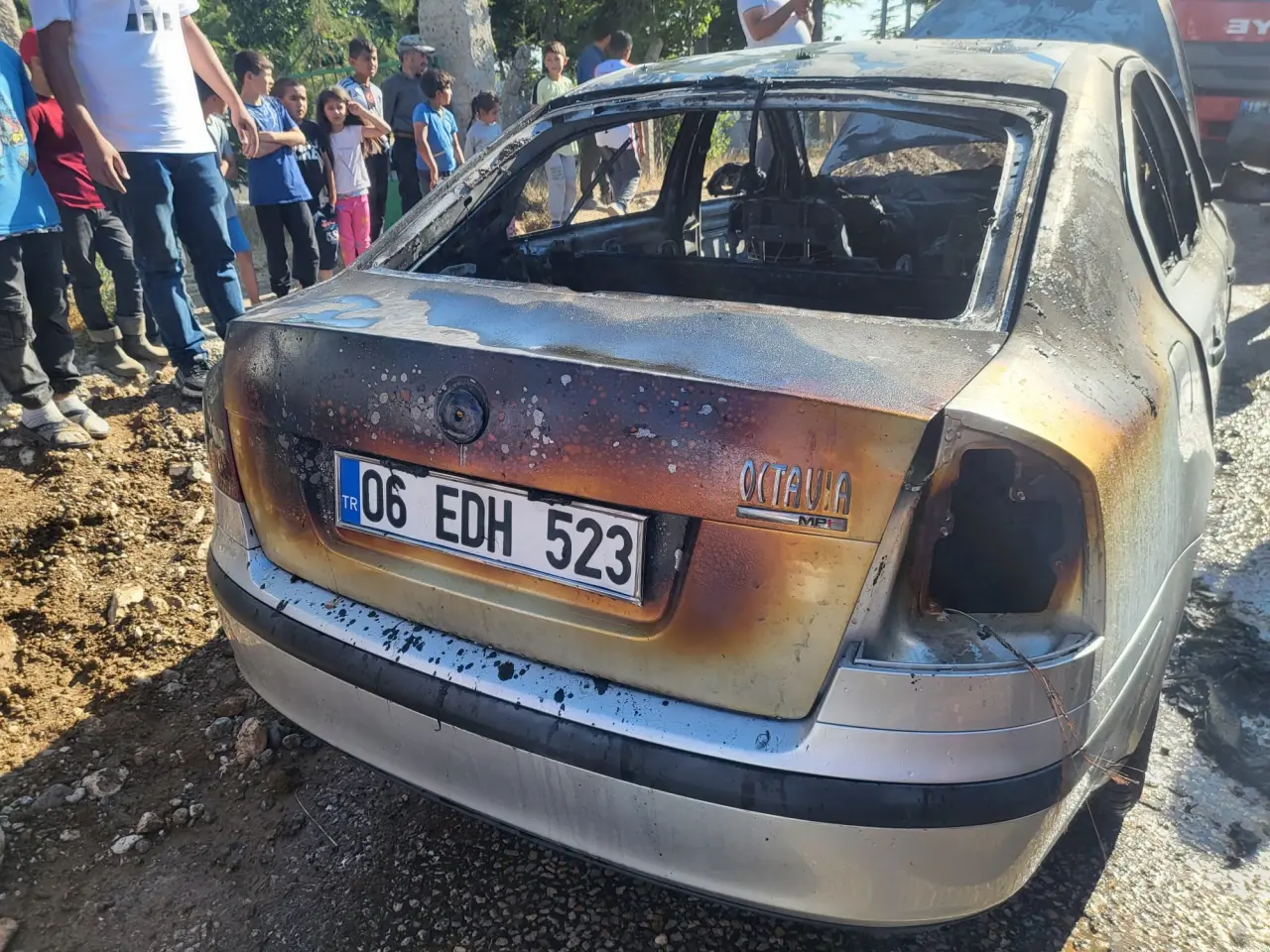 Çorum'da Park Halindeki Araç Alev Alev Yandı 2