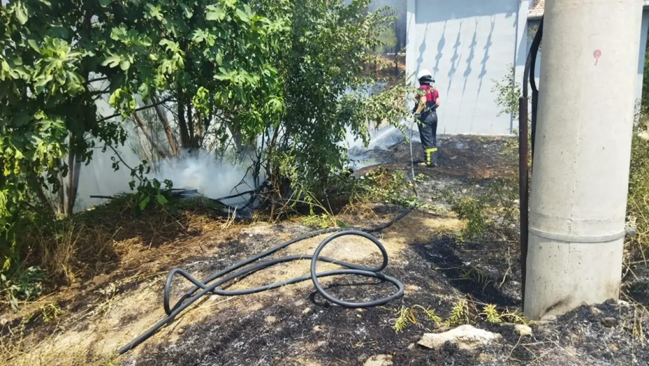 Örtü Yangını Büyümeden Söndürüldü 1