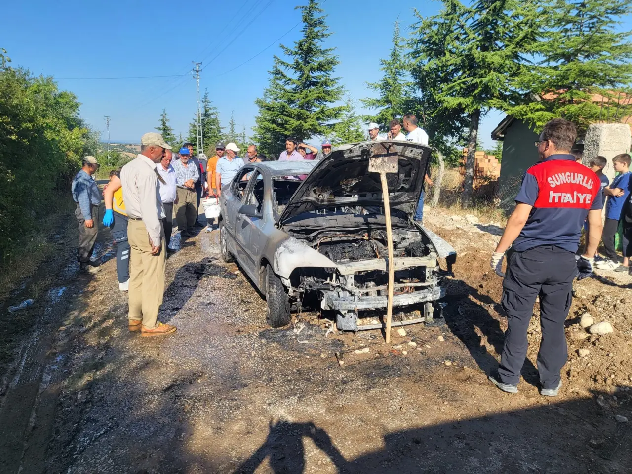 Çorum'da Park Halindeki Araç Alev Alev Yandı 1