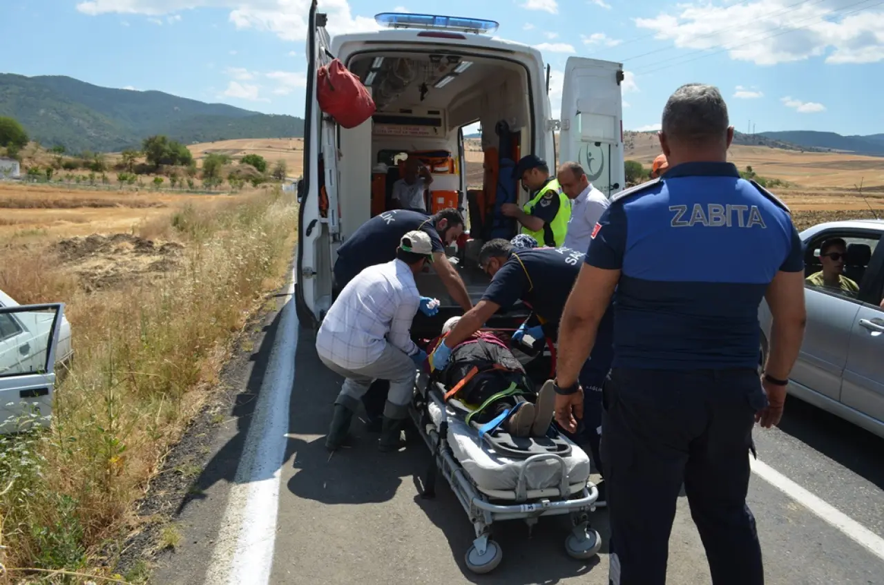 Otomobil, Trafik Levhasına Çarptı 2
