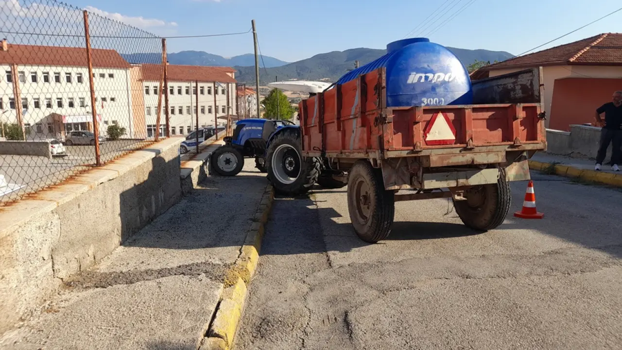 Bacağının Üstünden Traktör Geçti 1