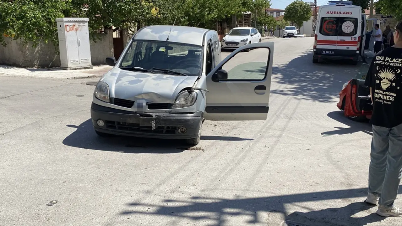 Hafif Ticari Araç İle Otomobil Çarpıştı 2