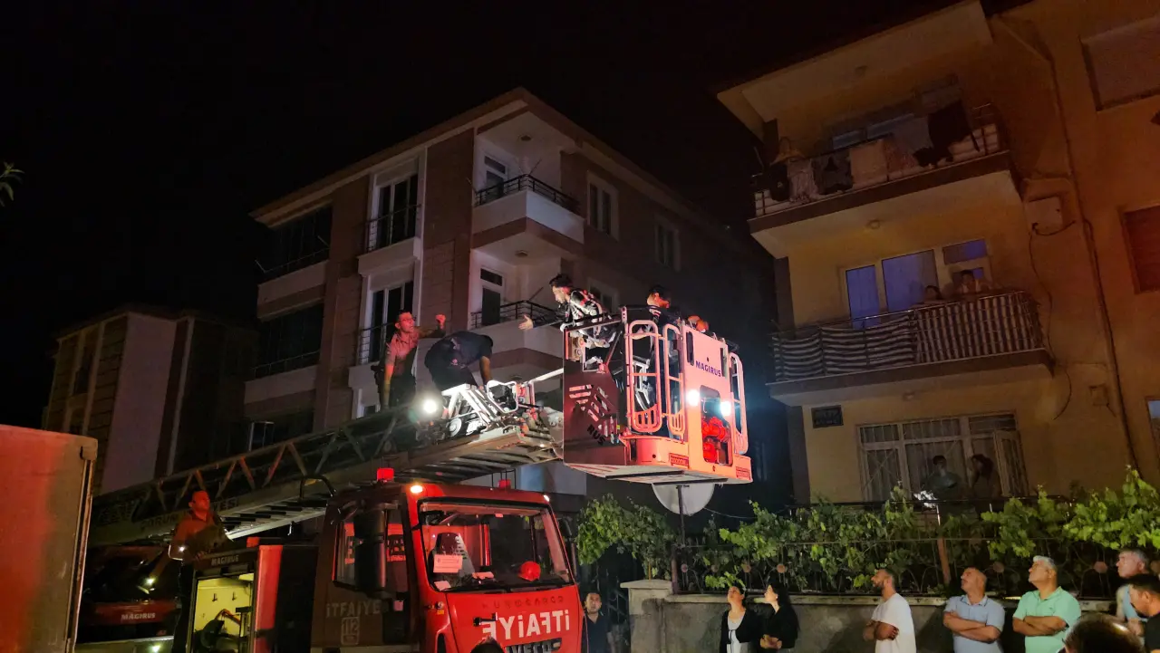 Kız Arkadaşını İçeride Sanıp Yanan Eve Girmeye Çalıştı 5