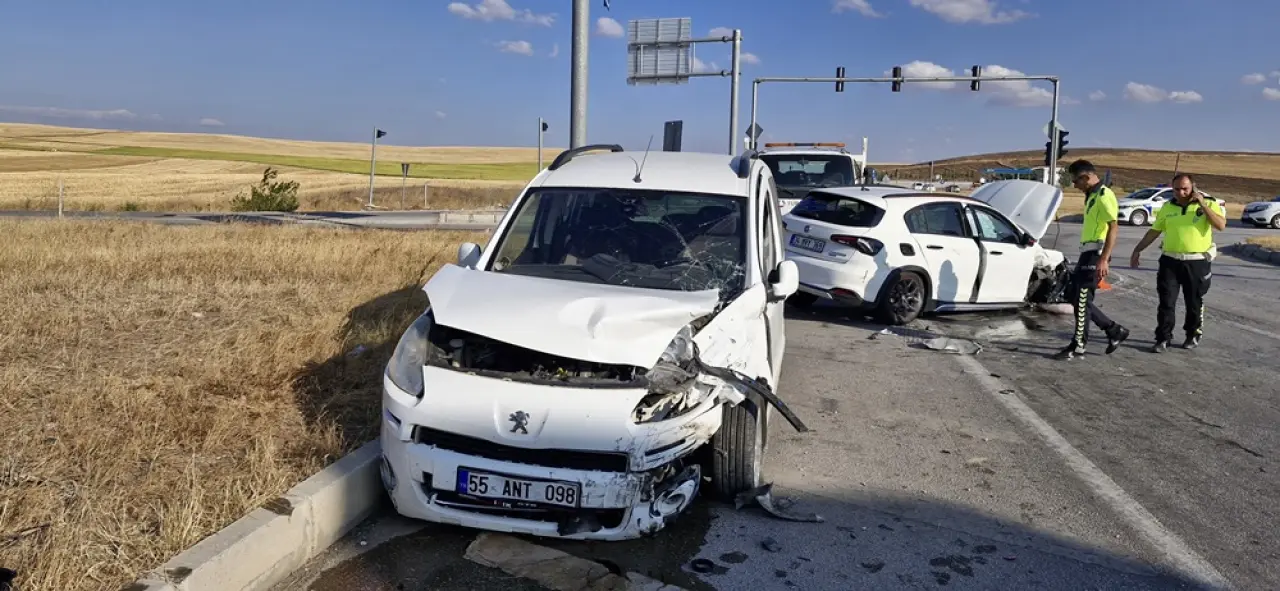 Ölüm Kavşağında Yine Kaza: 10 Yaralı 5