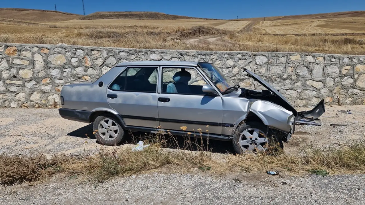 Kontrolden Çıkan Otomobil Duvara Çarptı 2