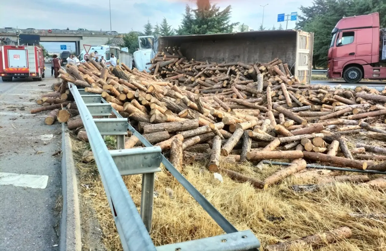 Tomruk Yüklü TIR Devrildi 1