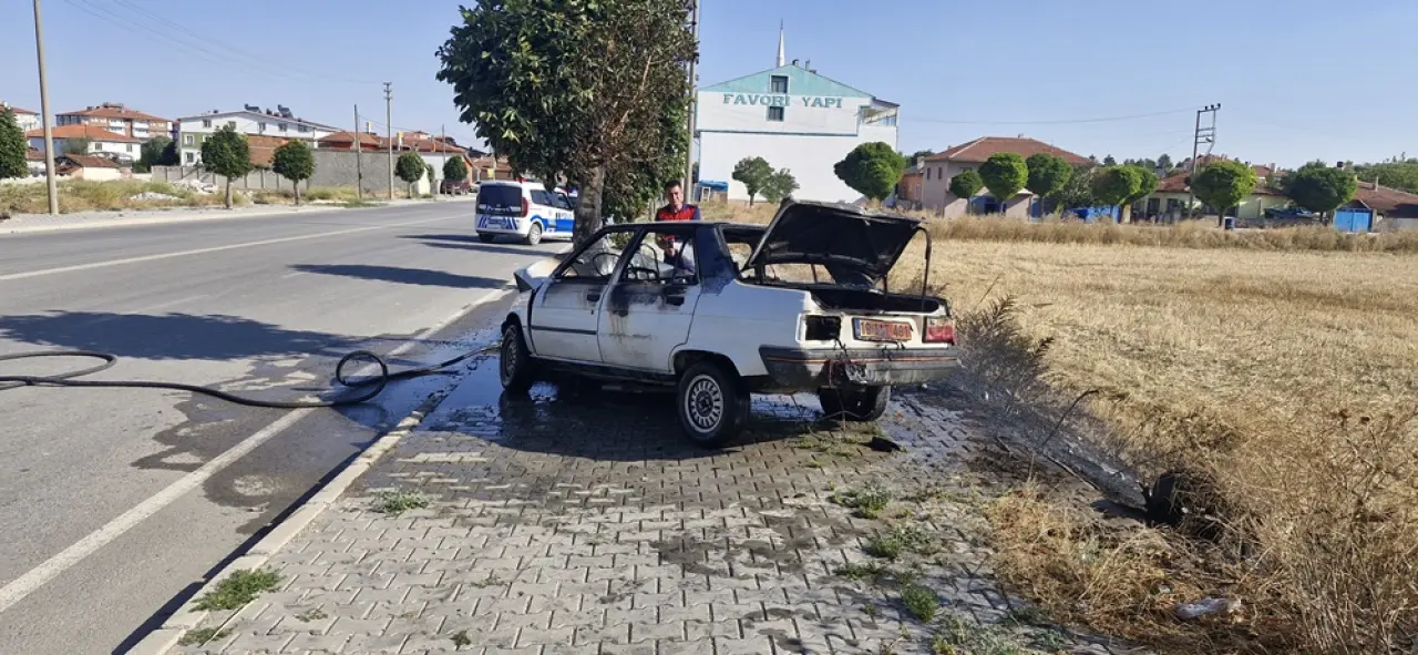Ağaca Çarpan Otomobil Yandı 3