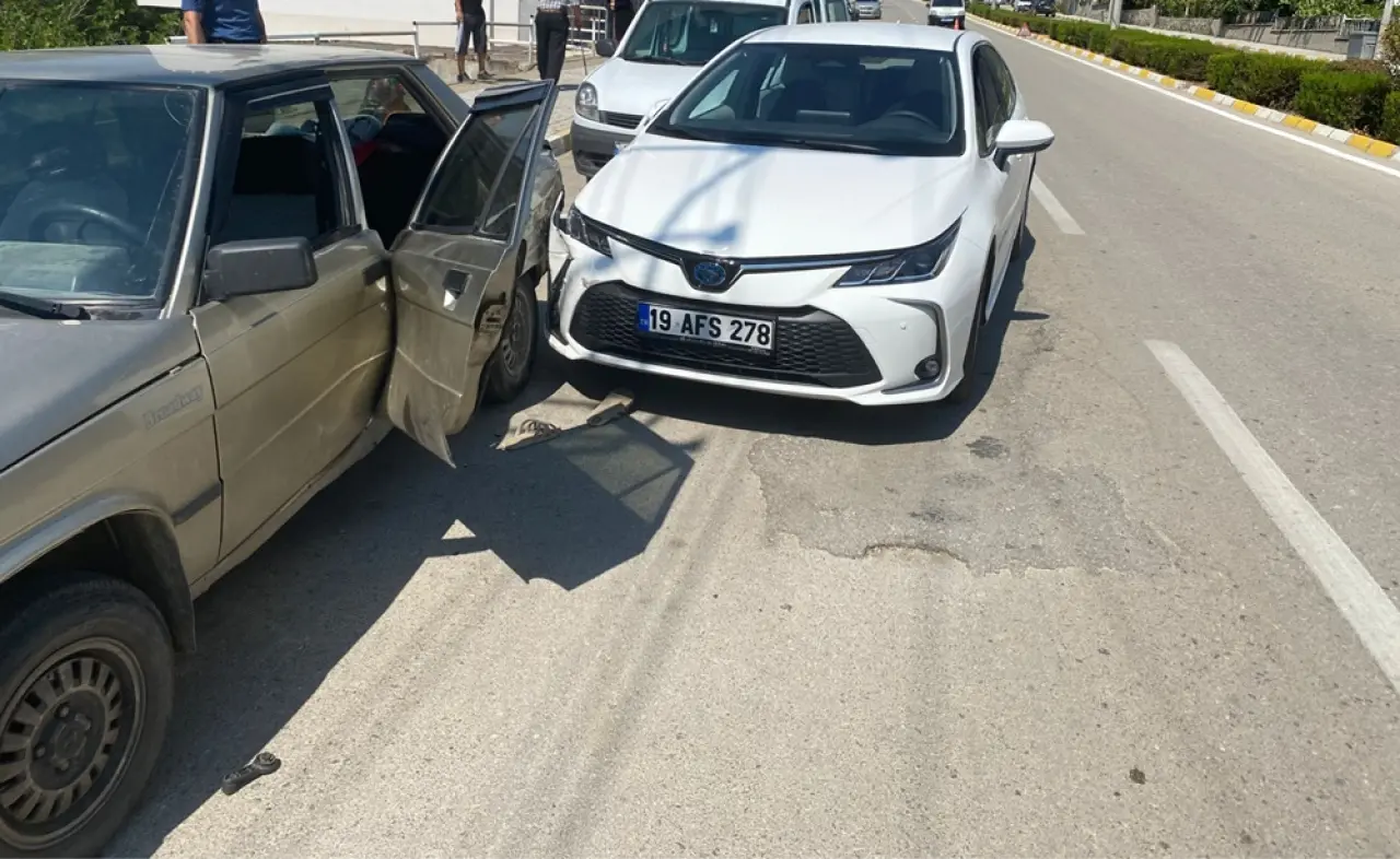 Üç Otomobil Çarpıştı: 1 Yaralı 2