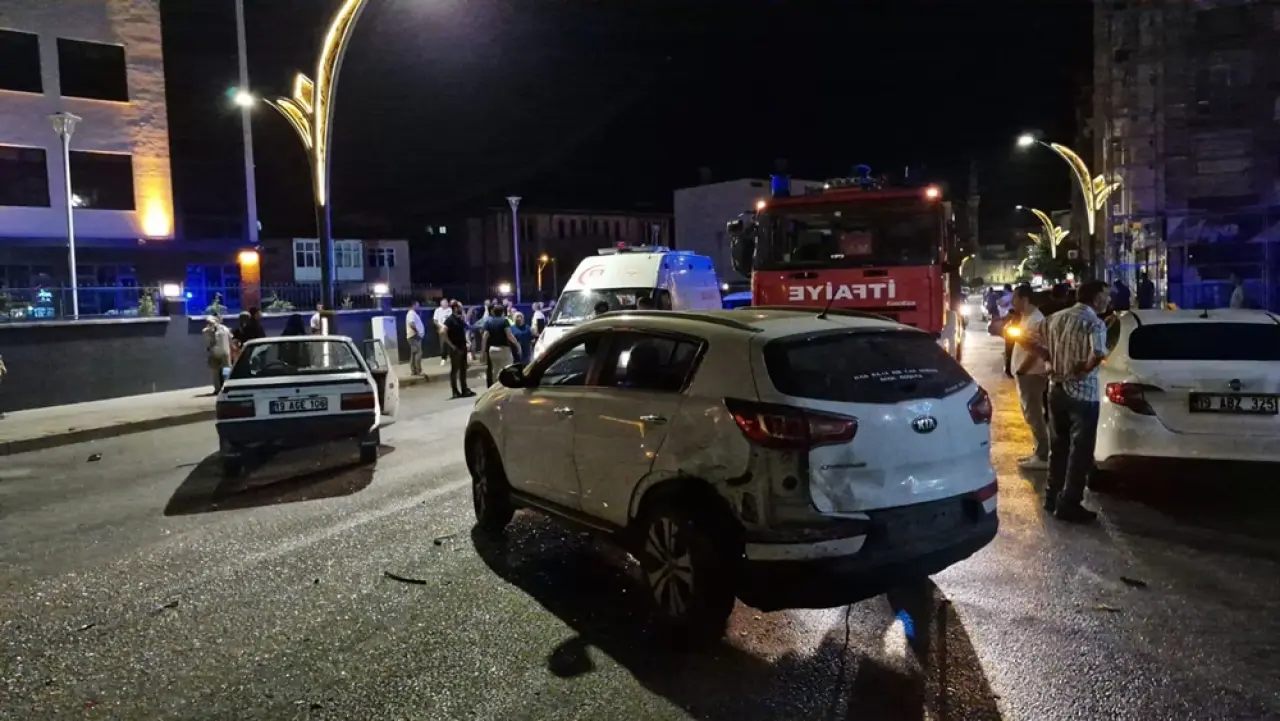 Otomobil, Yaya Geçidinde Duran Araca Böyle Çarptı 4