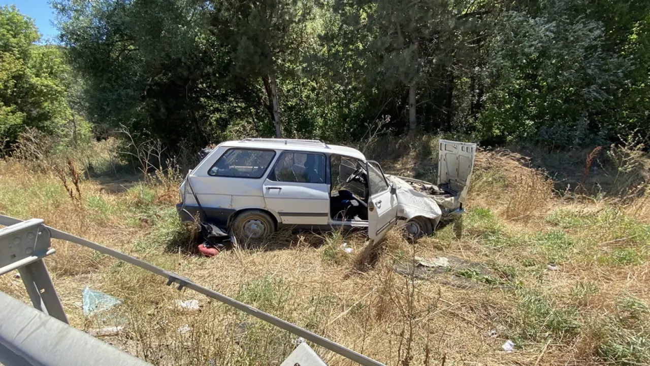 Otomobil Bariyerlere Çarptı: 2 Yaralı 2