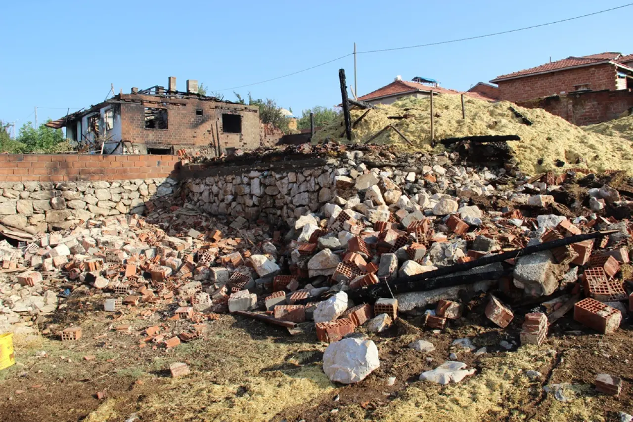 Mandıra Yangınında Ev ve Ahır Küle Döndü 14