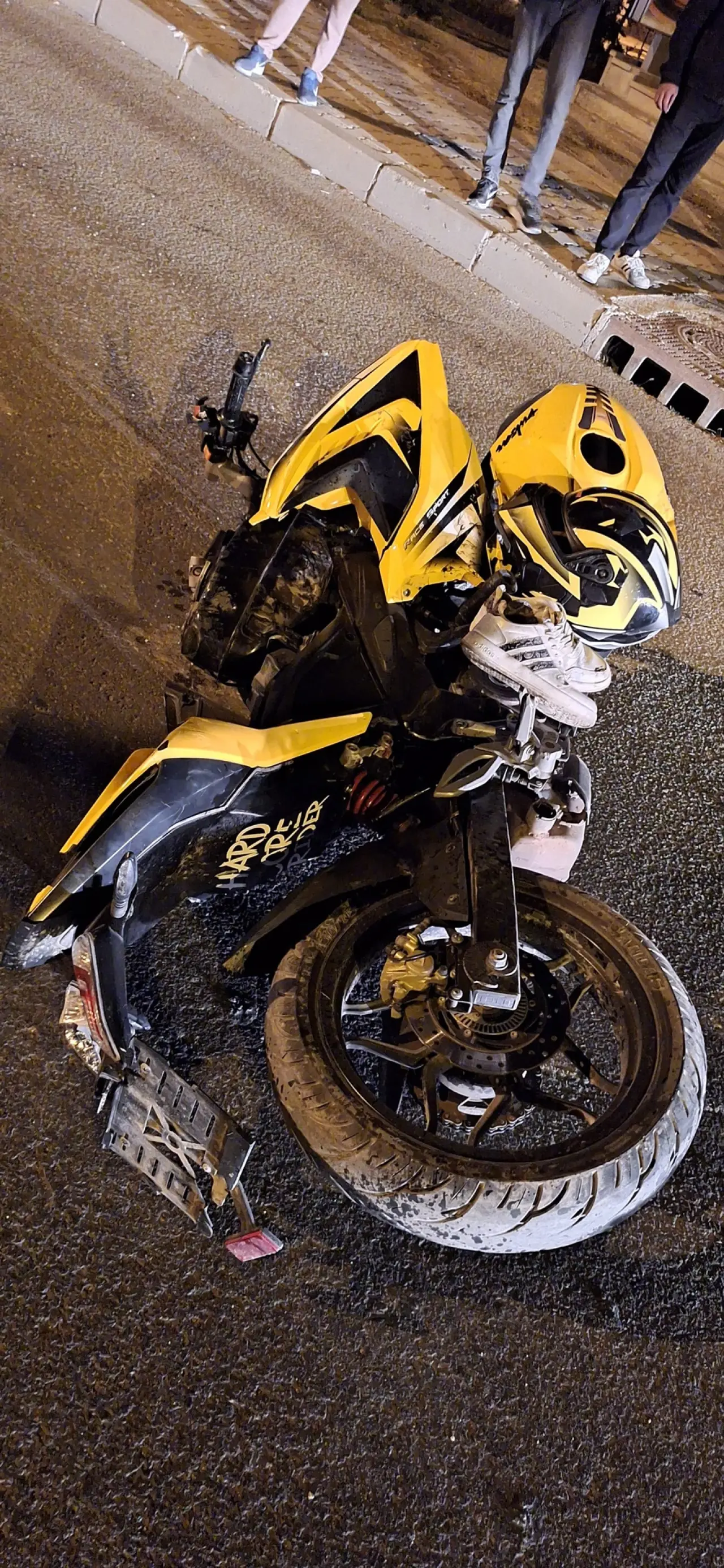 Motosiklet ile Otomobil Çarpıştı 7
