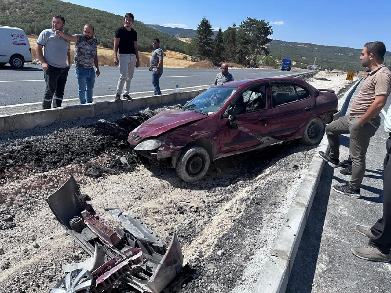 Osmancık Yolunda Orta Refüje Çarptı 3