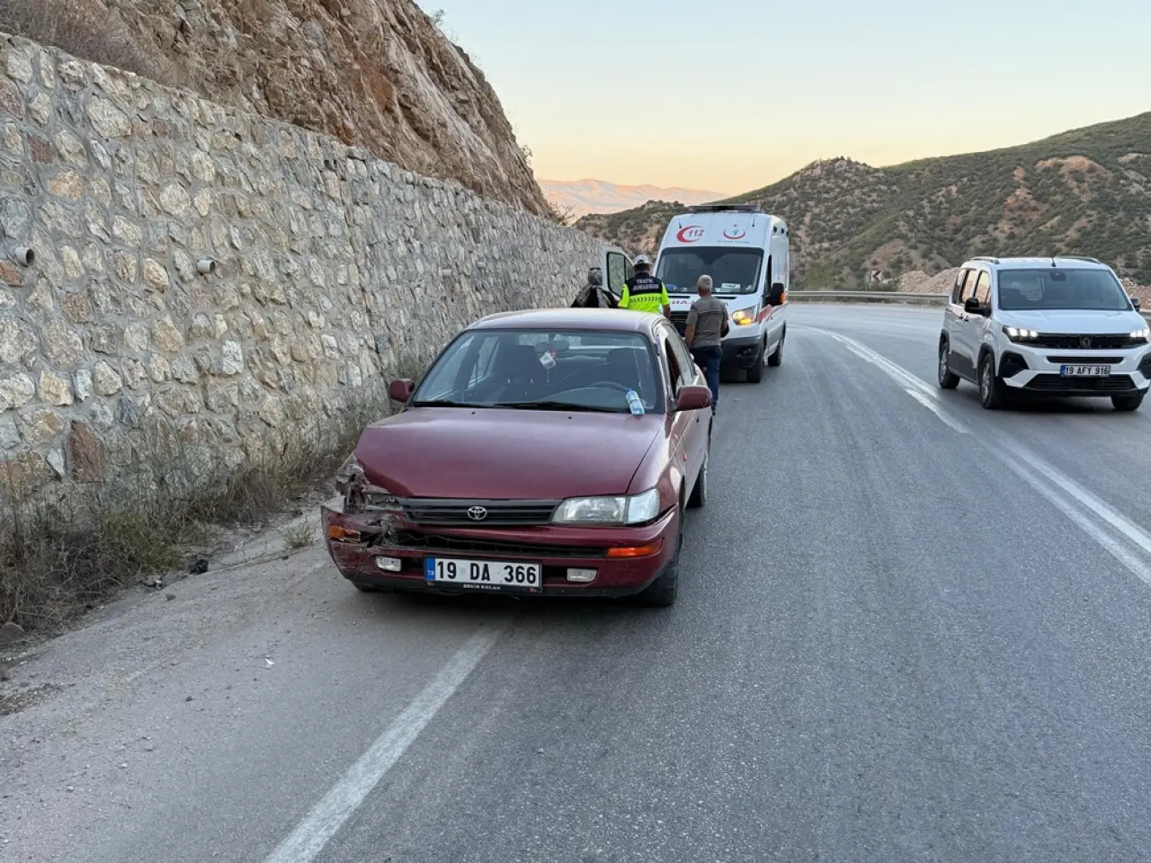 Araç, İstinat Duvarına Çarptı 1