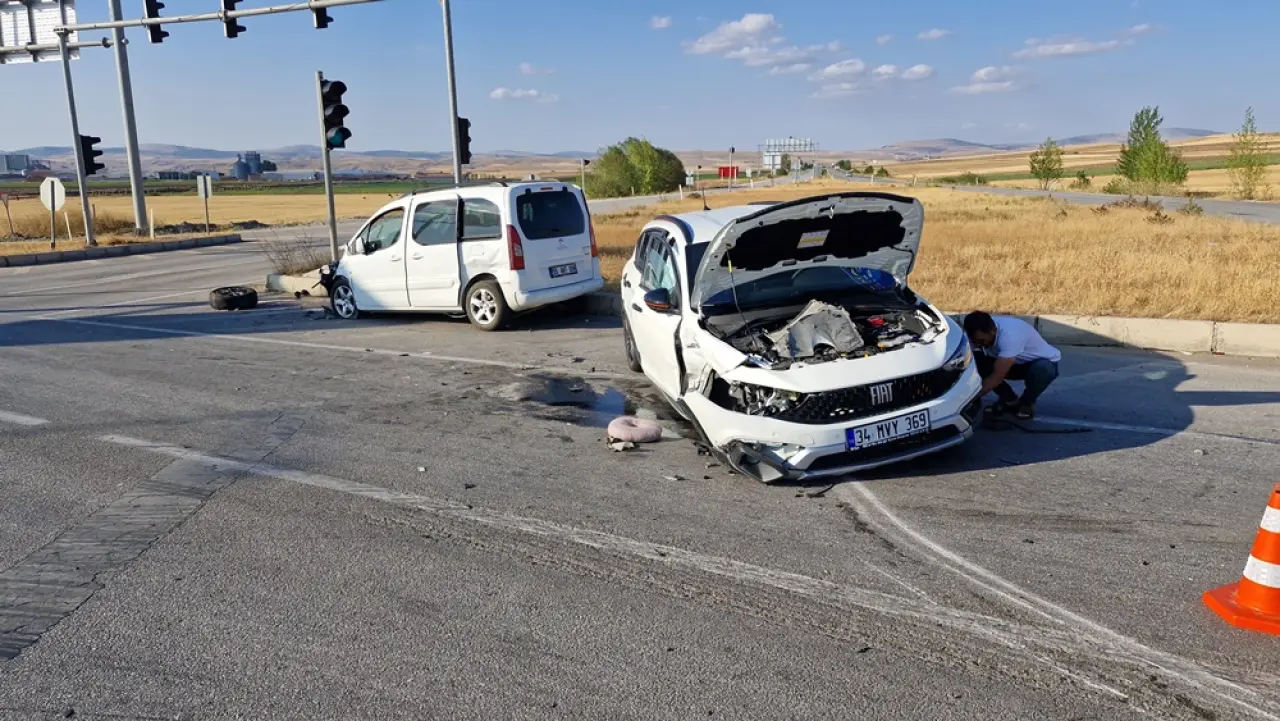 Ölüm Kavşağında Yine Kaza: 10 Yaralı 3