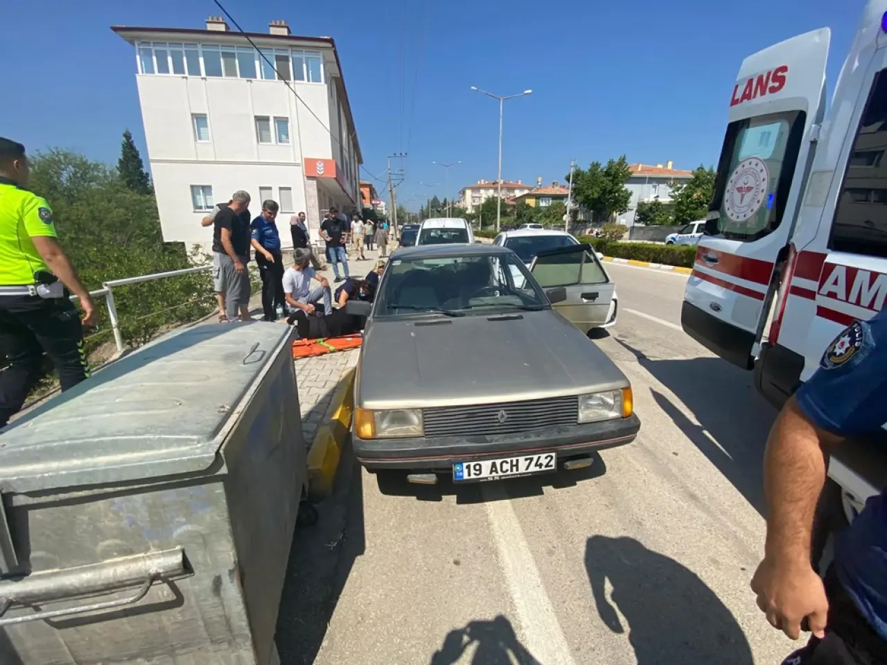 Üç Otomobil Çarpıştı: 1 Yaralı 1