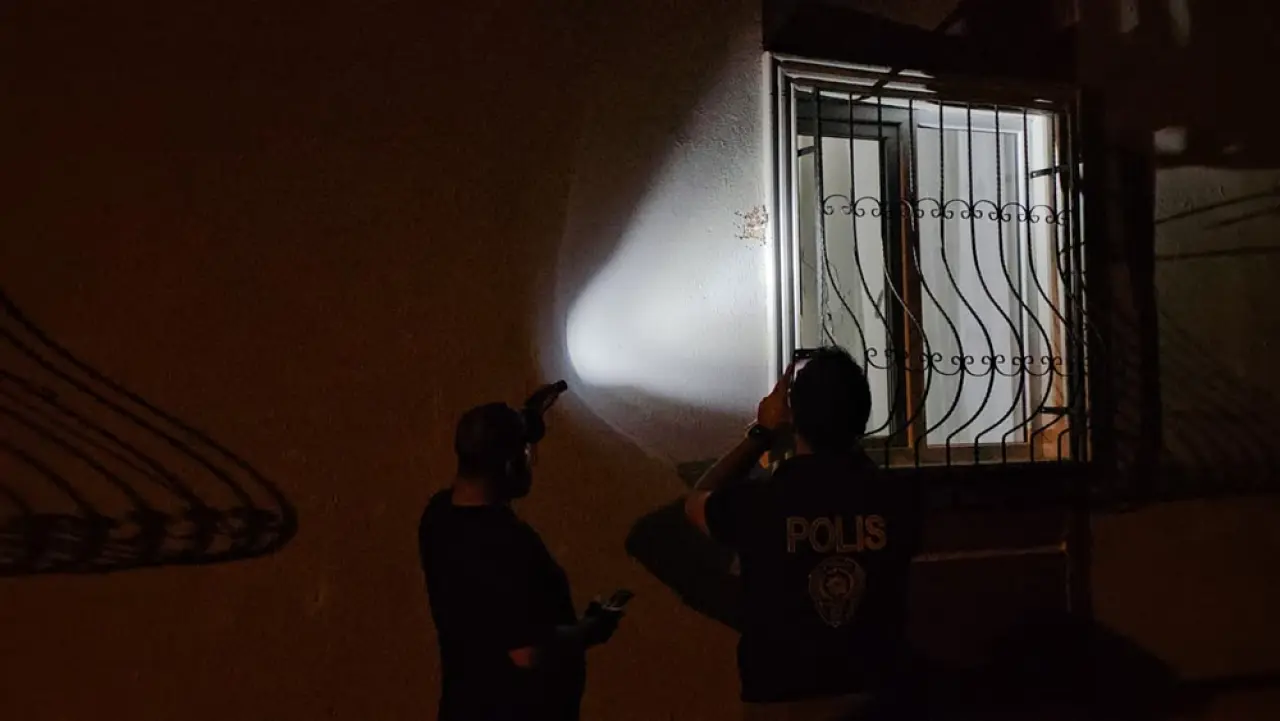 Tüfekle Ateş Açılan Dairede Hasar Oluştu 2