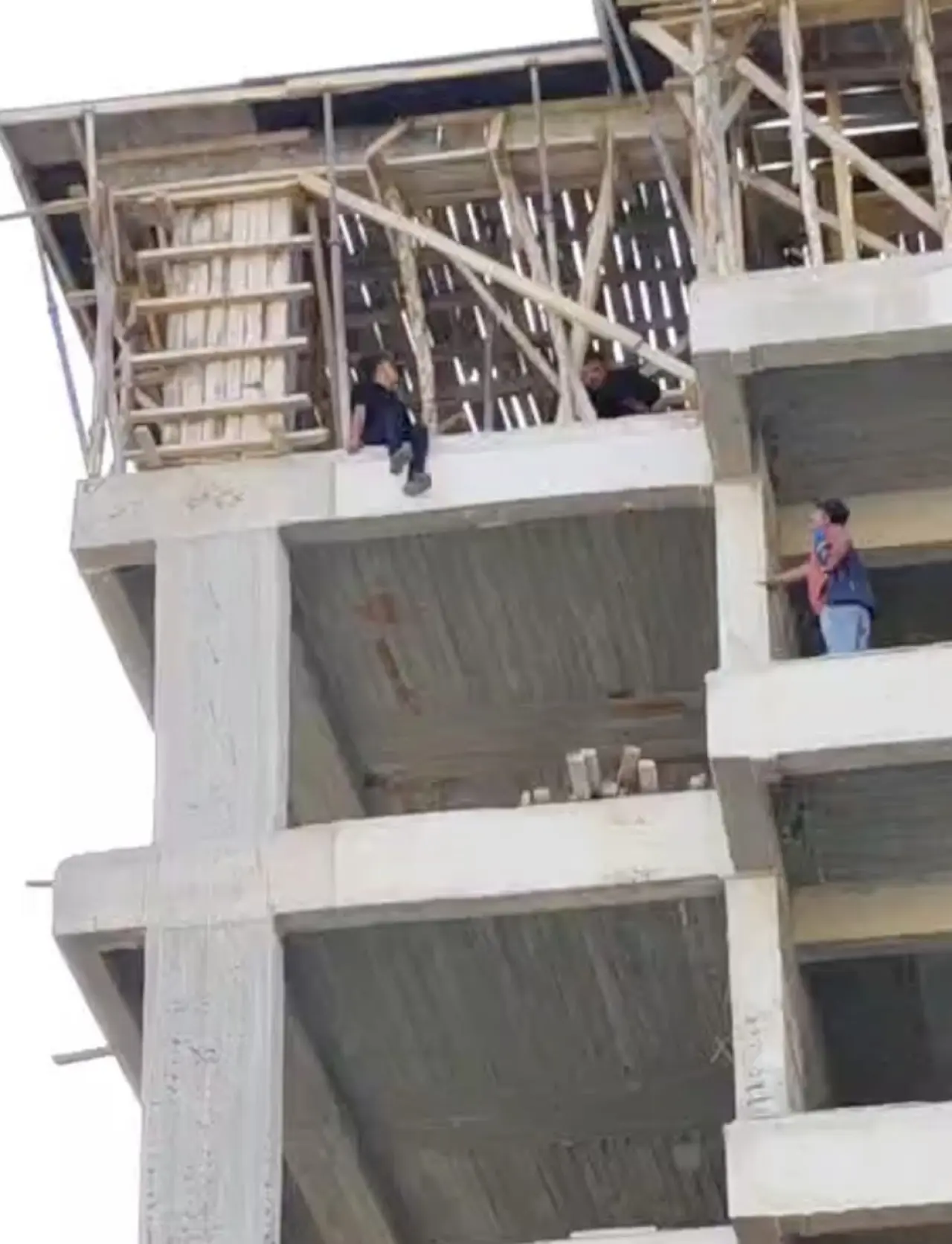 İnşaatın Tepesine Çıkıp İntihara Kalkıştı 2