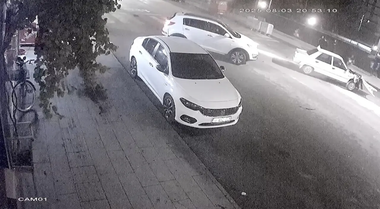 Otomobil, Yaya Geçidinde Duran Araca Böyle Çarptı 2