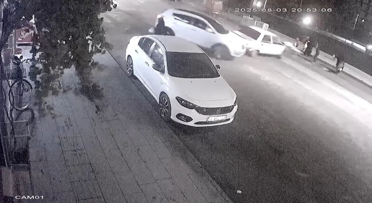 Otomobil, Yaya Geçidinde Duran Araca Böyle Çarptı 1