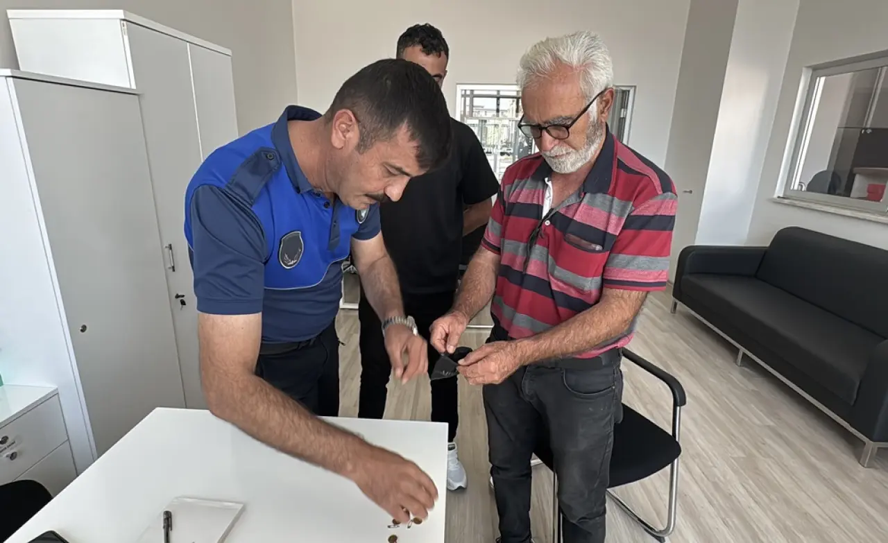 Yolda Bulduğu Altınları Sahibine Ulaştırdı 2