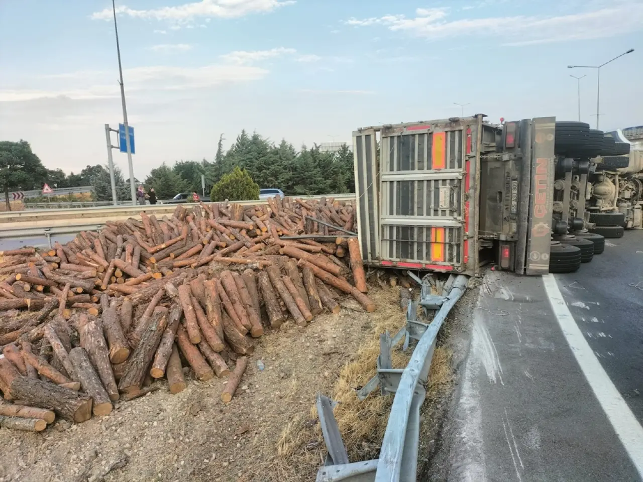 Tomruk Yüklü TIR Devrildi 2