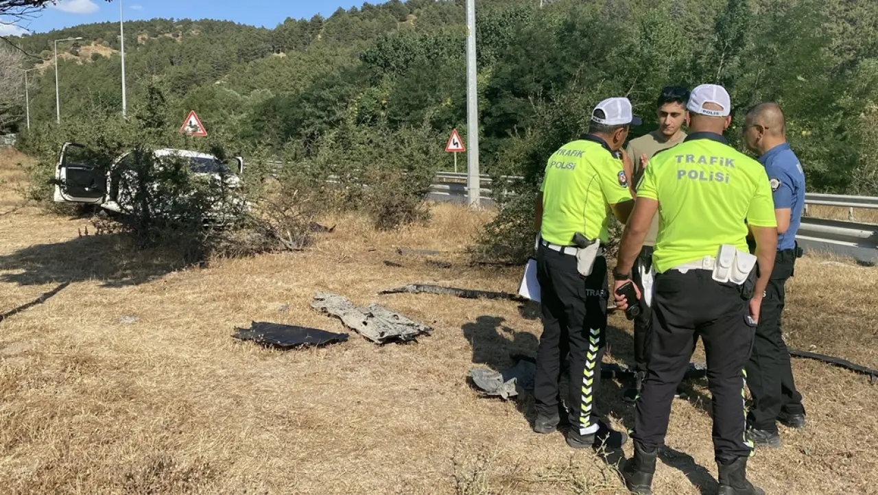 Otomobil Yol Kenarındaki Bordür Taşlara Çarptı 6