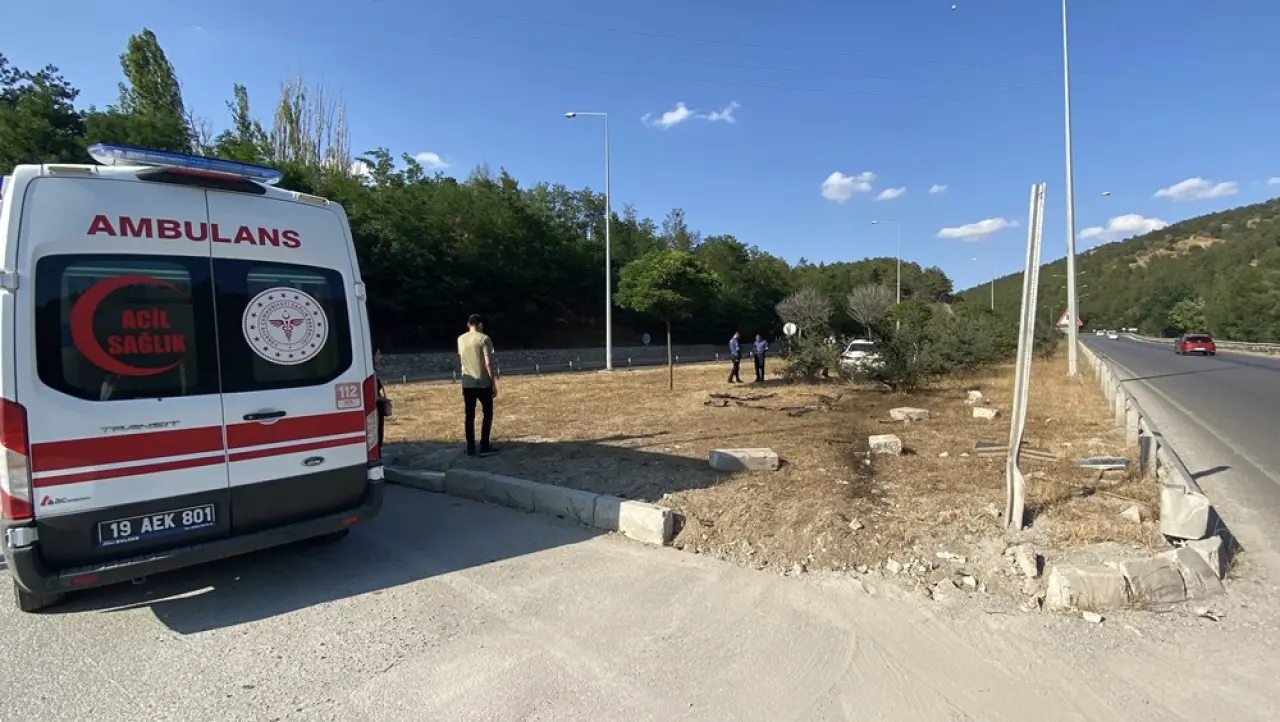 Otomobil Yol Kenarındaki Bordür Taşlara Çarptı 2